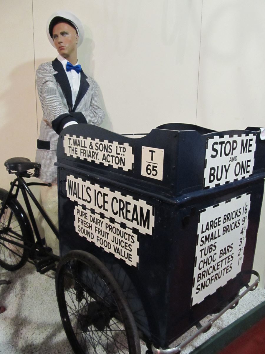 A 1950s ICE CREAM CART